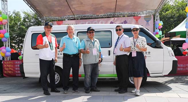 高雄市冈山区五洲螺丝公司总经理苏聪俊（右二）捐赠一辆厢型车给北高雄家扶中心。（林瑞益摄）