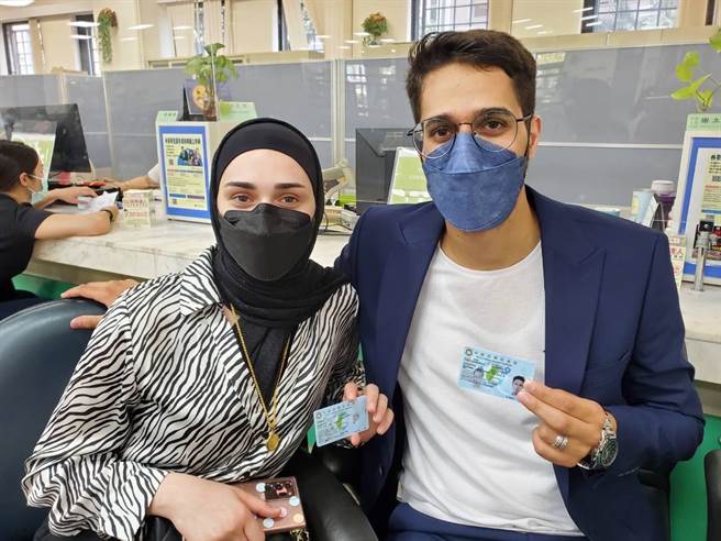 來自約旦的莫安柏（右）以「高級專業人才」身分申獲外僑永久居留證「梅花卡」。（移民署提供）