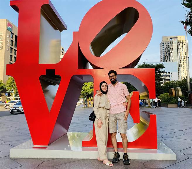 莫安柏常跟妻子在台遊歷旅行，體驗台灣特有風土文化。（移民署提供）