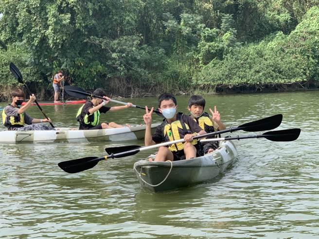 北台南家扶第9届少年展力方案40名青少年2日在柳营区德元埤荷兰村进行独木舟体验活动。（北台南家扶提供／张毓翎台南传真）