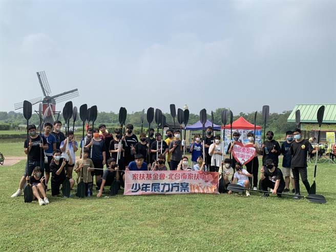 北台南家扶第9届少年展力方案40名青少年2日在柳营区德元埤荷兰村进行独木舟体验活动。（北台南家扶提供／张毓翎台南传真）