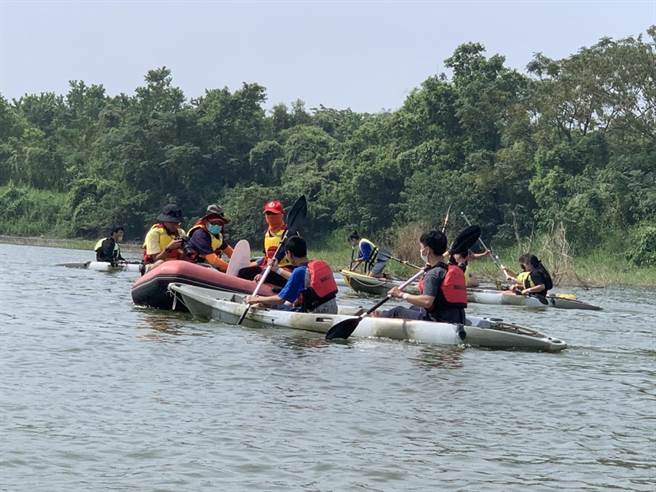 不谙水性的孩子在专业老师协助下，享受水域活动的乐趣。（北台南家扶提供／张毓翎台南传真）