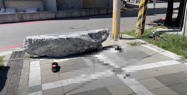 花莲一名47岁陈姓工人上月30日搭梯在新城乡七星潭游客服务中心附近架设宽频网路，不明原因从2层楼高的地方摔落地面，现场血迹斑斑，由于男子头部重创经抢救后仍宣告不治。（民眾提供／罗亦晽花莲传真）