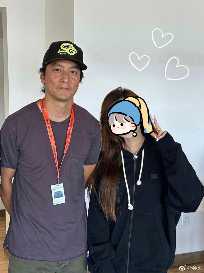 女粉丝开心上传与吴彦祖的合照。(图/微博)