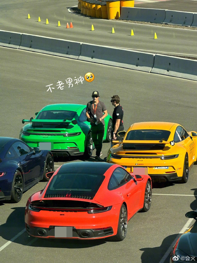 女粉丝晒出吴彦祖的远拍照，还打上不老男神的标注。(图/微博)