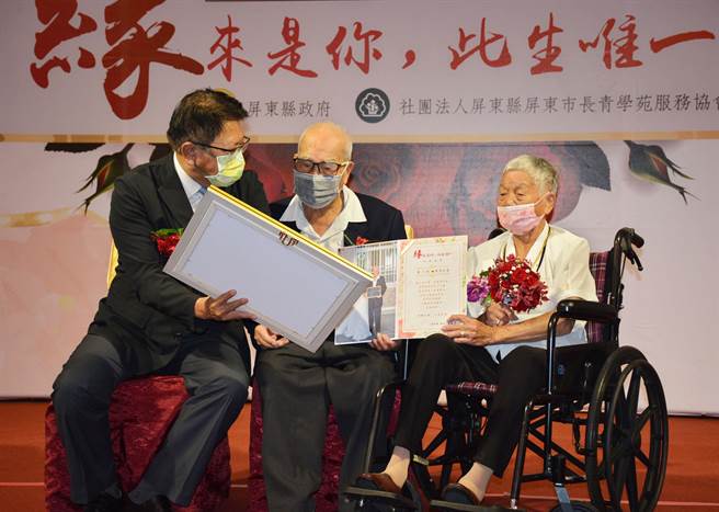 屏县府为结褵超过一甲子的夫妻重拍婚纱照，首次看到照片的2人显得非常满意。（林和生摄）