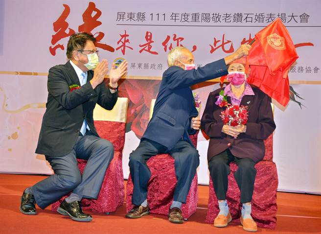 依循古礼，长辈为结褵超过一甲子的伴手掀开头盖，重温旧时结婚景象。（林和生摄）