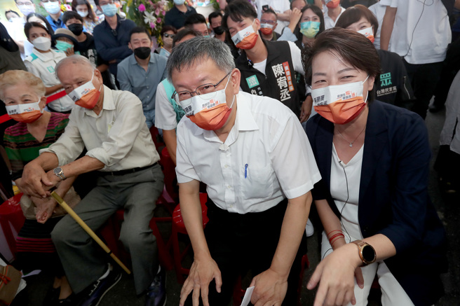 台北市長參選人黃珊珊（右）2日偕同台北市長柯文哲（右2）出席民眾黨台北市議員參選人陳宥丞競選總部成立，柯文哲的父母（左起）也陪同出席坐在台下，以實際的行動力挺黃珊珊與民眾黨的市議員參選人。（鄭任南攝）