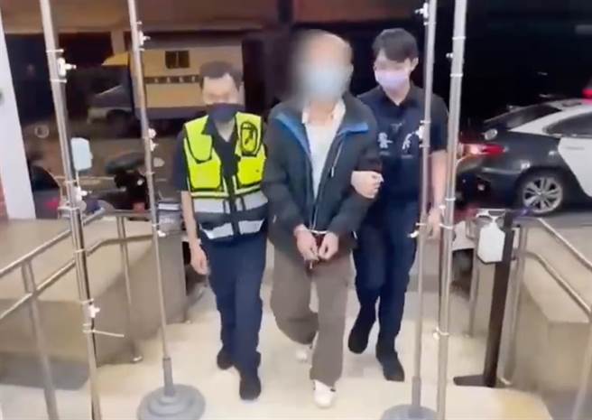 伍姓慣竊行竊小吃店門口的公益零錢箱。（翻攝畫面）