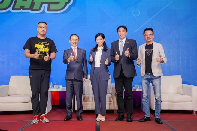 民眾党新竹市长参选人高虹安（中）昨天晚间参加「董事长开讲粉丝见面会」，喊出民主抵霸，重新安装。（高虹安竞总提供／陈育贤新竹传真）