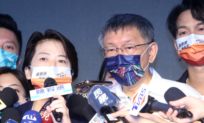 台北市長參選人黃珊珊（左）2日偕同台北市長柯文哲（中）前往民眾黨台北市議員參選人陳宥丞（右）競選總部成立，會前接受媒體聯訪，對於民進黨台北市長參選人陳時中在擔任中央疫情指揮官的疫苗政策，柯文哲再次喊出「害命、謀財」，並進一步強調民進黨要護高端疫苗賺錢他沒有意見，但卻要擋BNT疫苗害命在先，這他沒有辦法接受的。（鄭任南攝）