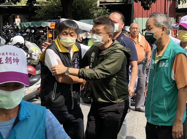 蔡其昌到場和王朝坤兩人先擁抱，可見兩人的好交情，並互相打氣加油。（陳世宗攝）