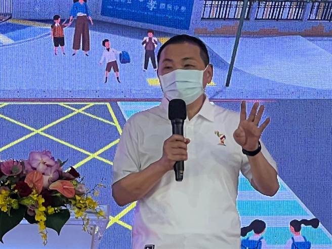 侯友宜争取市民的肯定与支持。（王扬杰摄）