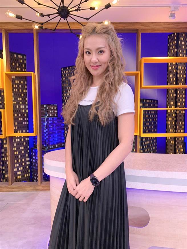 刘雨柔随手借朋友家花瓶上节目，鑑价高达7位数当场吓傻。（卫视中文台提供）