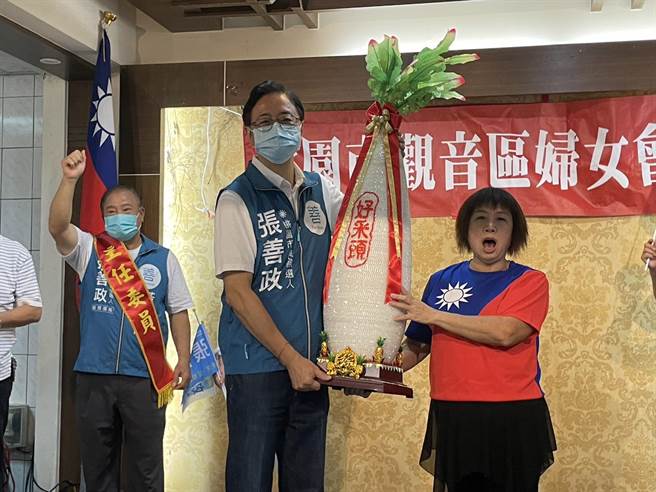 国民党桃园市长参选人张善政2日成立观音区竞选服务处暨妇女后援会成立。(吕筱蝉摄)