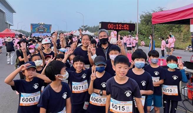 运动局长李昱叡，今天代表市长卢秀燕到场为跑者加油打气。（台中市政府提供）