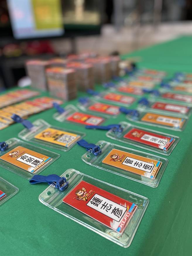 基隆市消防局表示，管制名牌上设有QR code，用来搭配平板电脑镜头扫码功能，能快速将火场相关资讯带入管制系统。（基隆市消防局提供／陈彩玲基隆传真）