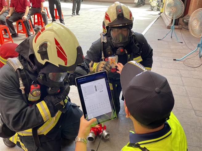 为强化救灾安全管制系统APP，消防局搜集各外勤同仁实际使用后建议，更新、精进各项功能。（基隆市消防局提供／陈彩玲基隆传真）