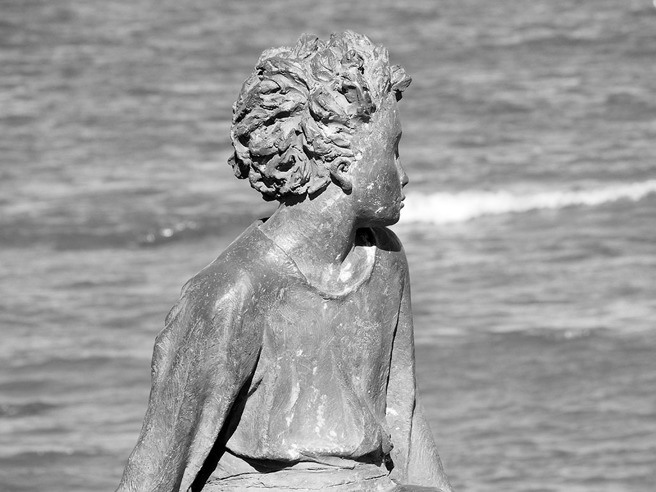 日本一處海邊的人形看板因為年久失修，上面的鏽斑乍看之下猶如「滿臉血」，讓人看了心裡發毛。（示意圖／達志影像）