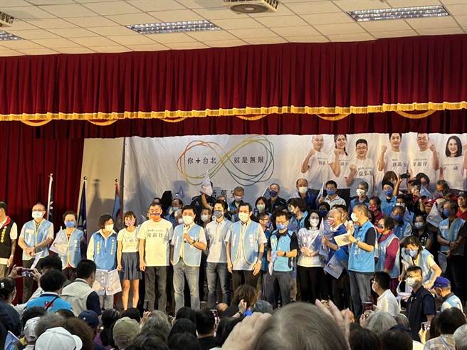 国民党台北市长参选人蒋万安上午选在兴业区民活动中心成立文山区后援会，前总统马英九也来助阵。（黄婉婷摄）