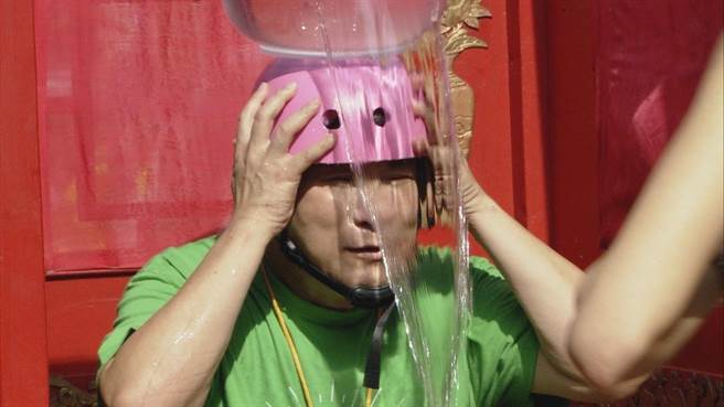 胡瓜被頭上水盆淋得全身濕。（民視提供）