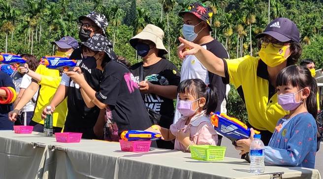 新北市警局周末在三峡大板根举办原住民族亲子活动。（新北市警察局提供）