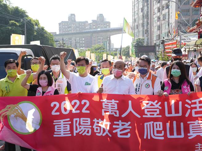 民进党新北市长参选人林佳龙今(1)日与行政院长苏贞昌三度合体，前往新北市新庄参加由立法委员吴秉叡所举办的重阳登山活动。(黄敬文摄)