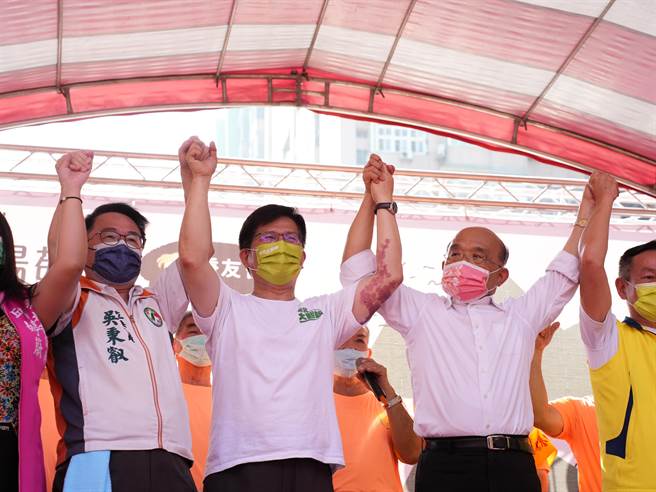 民进党新北市长参选人林佳龙表示，自己就是苏院长的团队，有政府会做事，所以在交通部长任内，他在苏揆的领导之下，给新北的建设不胜枚举。(黄敬文摄)