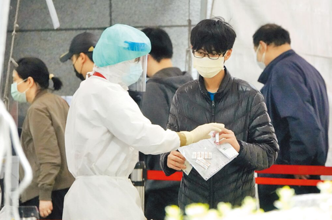 指揮中心宣稱，若此時退場，包括疫苗、快篩等物資都得銷毀。（資料照）