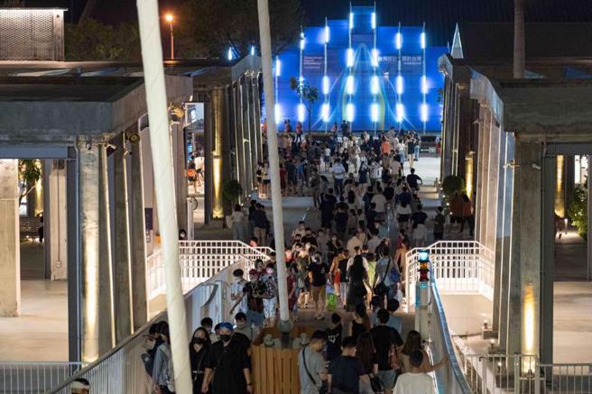 台湾设计展万坪展区「设计中岛」开放登岛首日涌现10万参观人次，且越晚人潮越热络，民眾看展、逛市集，享受高雄独有「白昼之月」。（图/ 中央社）