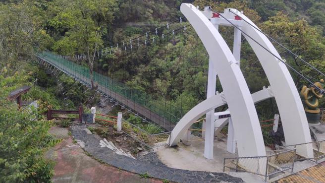 南横公路今年5月全线通车，八景之一的东段首景天龙桥（吊桥）缺席，被施工防护围着，无法靠近；第4代天龙吊桥已完成修缮，预计10月底开放通行。图为今年7月间整修状况。（图/ 中央社）
