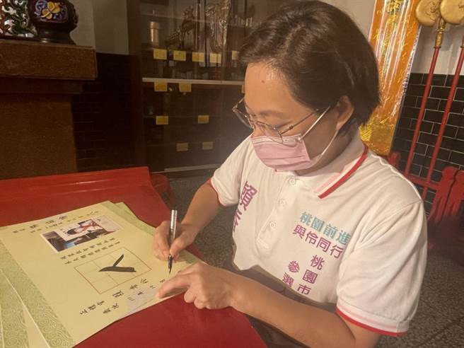 民眾黨桃園市長參選人賴香伶今天再度呼籲對手張善政、鄭運鵬接受電視辯論邀請。（賴香伶競選辦公室提供）