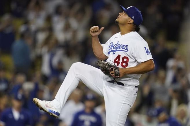 道奇投手葛雷特洛抓下最后一个出局数。（美联社）