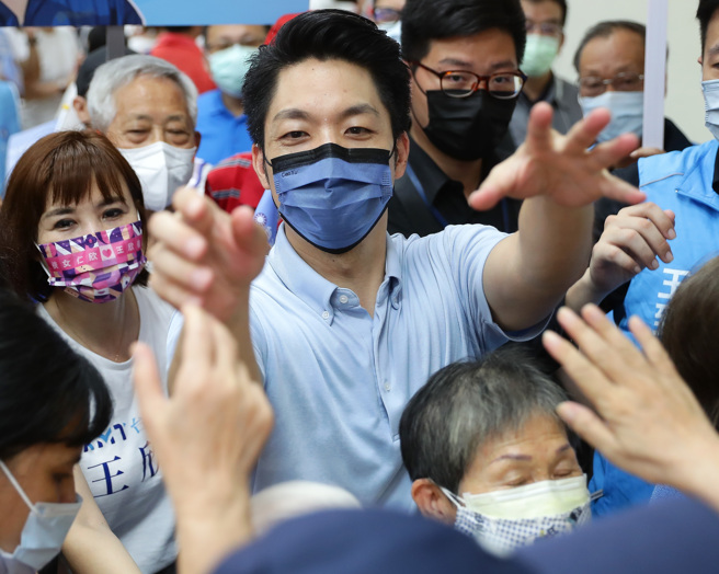 台北市長參選人蔣萬安2日出席文山區後援會成立大會，並且與興奮的與支持者握手互動，在受訪時針對是否與韓國瑜合體，他表示感謝每一位支持的朋友，未來有相關規畫會適時說明。（季志翔攝）