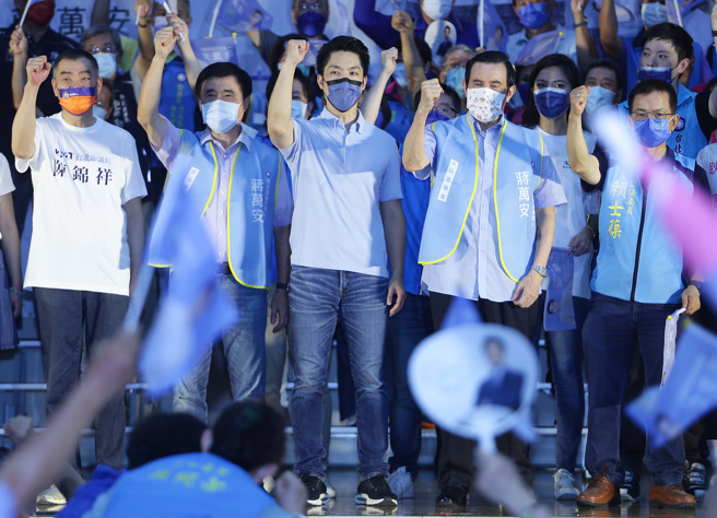 台北市长参选人蒋万安（中）的文山区后援会2日举行成立大会，前总统马英九（右二）、国民党副主席郝龙斌（左二）、台北市议会议长陈锦祥（左一）同台高呼当选口号。（季志翔摄）