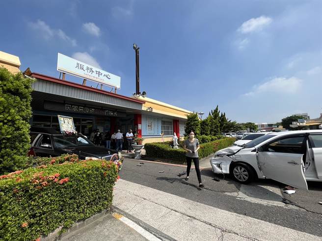 台南市立殡仪馆1辆灵车倒车失控撞击另辆自小客车后，再衝撞殡葬管理所服务中心门前。（读者提供／洪荣志台南传真）