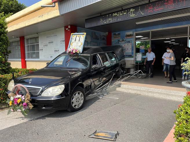 台南市立殡仪馆内倒车暴衝的灵车。（读者提供／洪荣志台南传真）