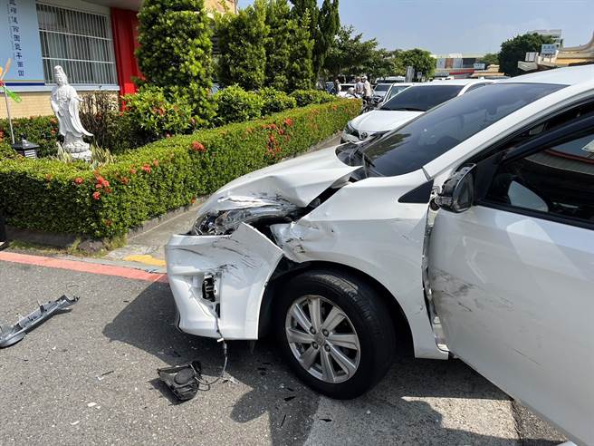 被灵车暴衝撞上的自小客车。（读者提供／洪荣志台南传真）