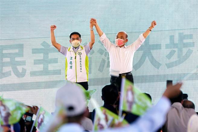 行政院长苏贞昌（右）今天为民进党宜兰县长参选人江聪渊站台，并呼吁县民好好思考，让江聪渊当选。（李忠一摄）