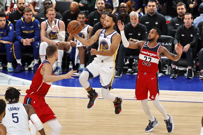 柯瑞(中)切入禁区准备挑篮。(路透)