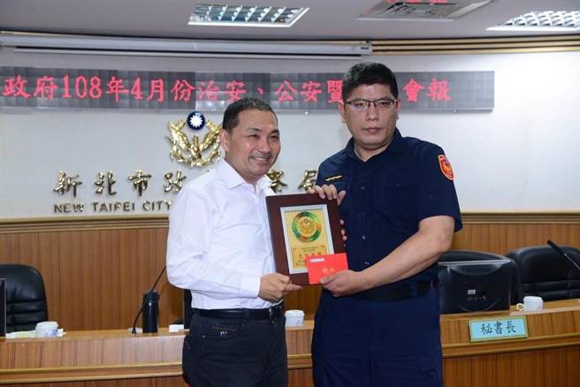 蘇文明(右)是警專11期12隊刑事偵查科畢業，1994年7月7日分發至新北市三重警分局警備隊服務，2014年10月調任大同派出所服務至今，更曾獲新北市警察局忠勤、忠義楷模，不料卻突然猝逝，讓同仁相當不捨。(翻攝照片)