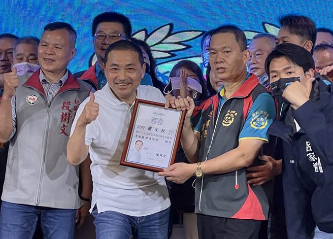 莺歌云林同乡会理事长萧文钦受聘为莺歌区竞选总部顾问。（侯友宜竞选办公室提供）