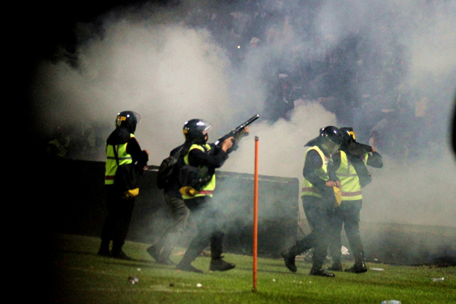 印尼东爪哇1日晚间的足球迷暴动、踩踏事件已经酿成174人身亡。（图／路透社）