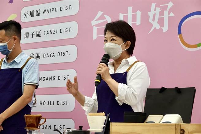 台中市长卢秀燕今天首度踏进自己的竞选总部，推广台中咖啡产业、与青年座谈。（张亦惠摄）