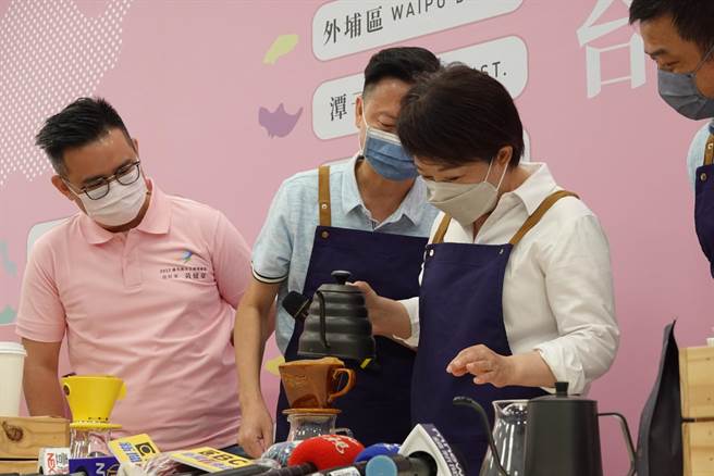 台中市长卢秀燕今天首度踏进自己的竞选总部，推广台中咖啡产业、与青年座谈。（张亦惠摄）