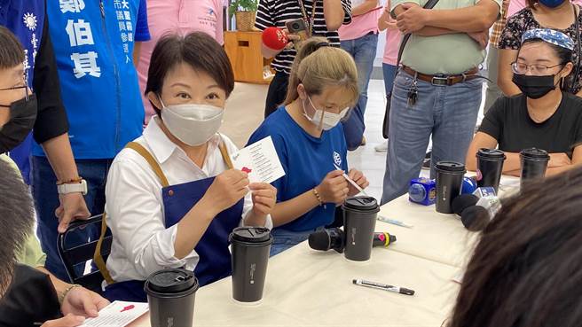 台中市长卢秀燕今天首度踏进自己的竞选总部，推广台中咖啡产业、与青年座谈。（张亦惠摄）