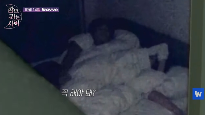 《只是睡覺的關係》預告片中，可見一些男女間過於親密的相處。（圖／翻攝自YouTube《Wavve》）

