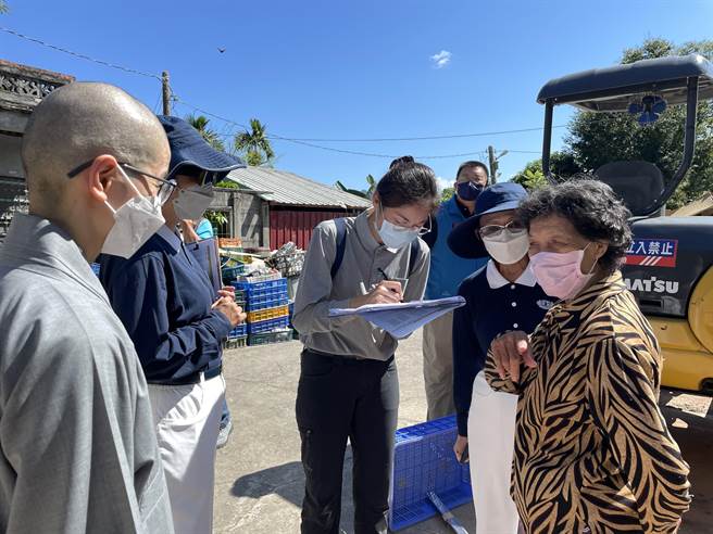 花东9月18日强震酿灾，台东县长饶庆铃今天与慈济执行长顏博文及团队前往台东县各乡镇受灾民眾住家家访。（台东县政府提供／蔡旻妤台东传真）