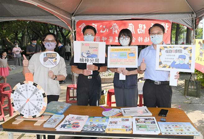 高雄市楠梓警分局长尤启南（右）1日带领宣导团队，强力宣导反诈骗知识。（林瑞益摄）