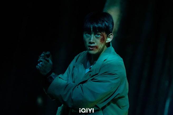 剧中玉泽演成犯罪嫌疑人遭警方通缉。（爱奇艺国际站提供）